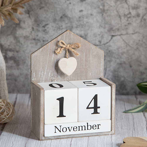Защо вечният календар е задължителна декорация за дома - снимка