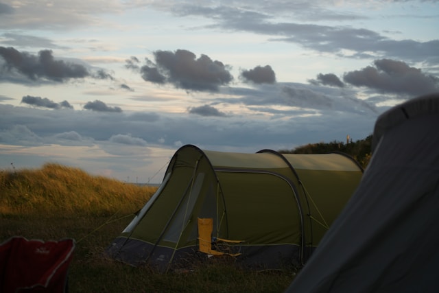 Съвети за поставяне на палатка: Овладяване на монтажа, колчетата и устойчивост на атмосферни влияния